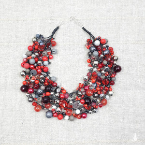 6645 szary, czerwony naszyjnik, kolia