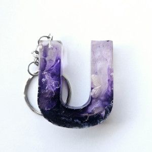 Brelok literka U galaxy fioletowa z bielą i hortensją