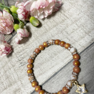 Bransoletka z beżowego jadeitu z dodatkiem howlitu