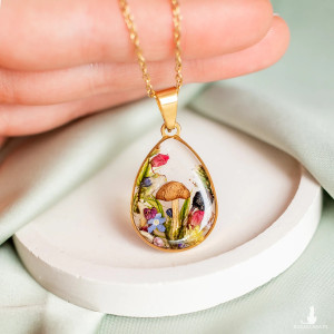 Wisiorek z leśną kompozycją