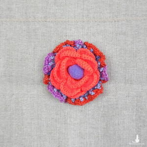 6547 szydełkowa broszka, kolorowa, przestrzenna; kwiat; pomarańczowa, neonowa, fioletowa