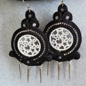 Czarne kolczyki z ażurowymi gwiazdkami