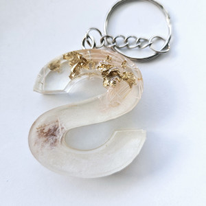 Brelok literka S pudrowa z bielą złotem i roślinami