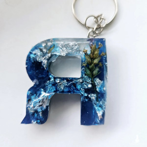 Brelok literka R niebieska ze srebrem i płatkami kwiatów lawendą