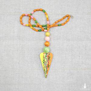 6214 kolorowy naszyjnik; ceramika i drewno; wisiorek - serduszko