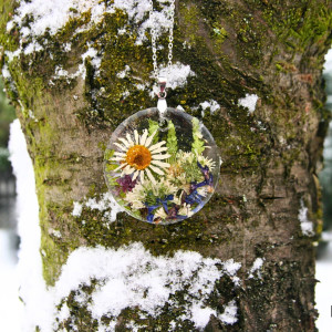 Medalion z żywicy ze stokrotką