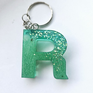 Brelok literka R zielona z brokatem i owsem