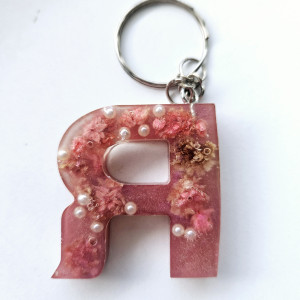 Brelok literka R ŕóżowa z gipsówką i perłami