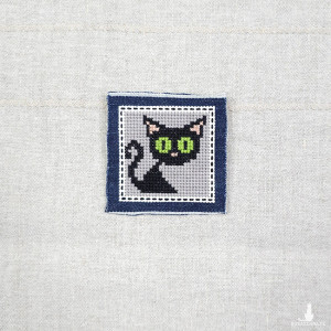 6235 haftowana broszka, przypinka; broszka kot; haft krzyżykowy