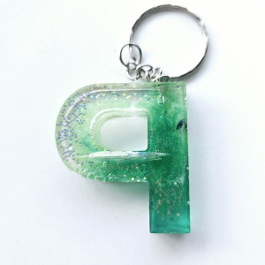 Brelok literka P zielona z brokatem i owsem