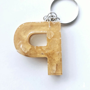 Brelok literka P bursztynowa z płatkami hortensji