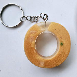 Brelok literka O bursztynowa z płatkami hortensji