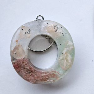 Brelok literka O przezroczysta z brokatem płatkami hortensji