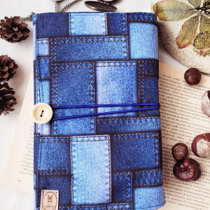 Wodoodporne etui na książkę: jeansowe łaty