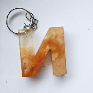 Brelok literka N bursztynowa z płatkami hortensji