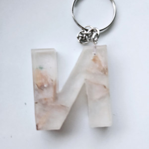 Brelok literka N przezroczysta z kredkami obierkami