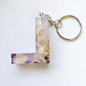Brelok literka L galaxy fioletowa z bielą i hortensją