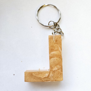 Brelok literka L bursztynowa z płatkami hortensji