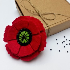 Filcowy maczek - broszka