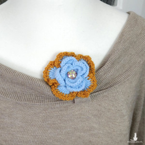 6543 szydełkowa broszka, kolorowa, przestrzenna; kwiat; niebieska, brązowa