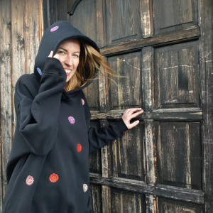 Długa bluza oversize z kapturem z ozdobnym multikolorowym haftem zakręconego kwiatka