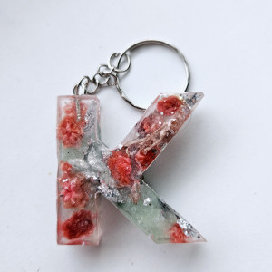 Brelok literka K zielona z różem i kwiatem