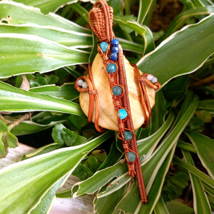 Zawieszka z jaspisem, apatytami, lapis lazuli i akwamarynami. Oprawa miedziana