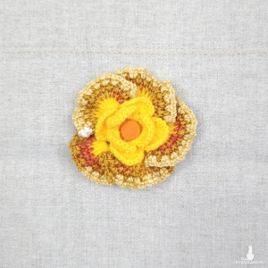 6536 szydełkowa broszka, kolorowa, przestrzenna; kwiat; żółta, pomarańczowa, beżowa