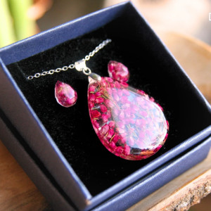 Zestaw wisior łezka i kolczyki sztyfty z kwiatem wrzośca