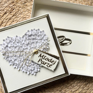 242,kartka na ślub w pudełku z kwiatowym sercem i torebką