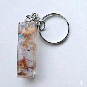 Brelok literka I przezroczysta z kredkami obierkami