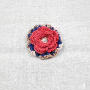 6535 szydełkowa broszka, kolorowa, przestrzenna; kwiat; czerwona, granatowa, beżowa