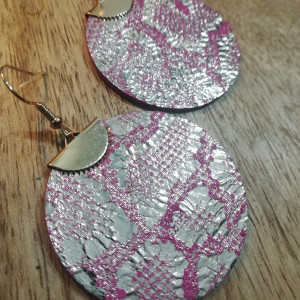 Kolczyki z włoskiej skóry oraz stali chirurgicznej koła