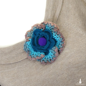 6546 szydełkowa broszka, kolorowa, przestrzenna; kwiat; morska, niebieska, brązowa, fioletowa