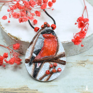 Duży, kolorowy naszyjnik - gil zwyczajny