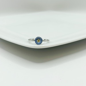 Regulowany pierścionek z niezapominajką w głębi