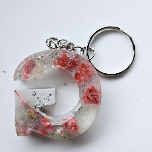 Brelok literka G zielona z różem i kwiatem