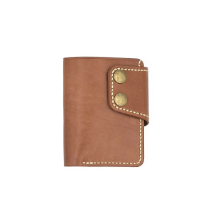 Jasno-brązowy portfel skórzany ręcznie uszyty beżową nitką.