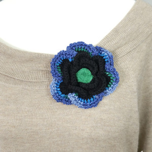 6537 szydełkowa broszka, kolorowa, przestrzenna; kwiat; czarna, granatowa, zielona