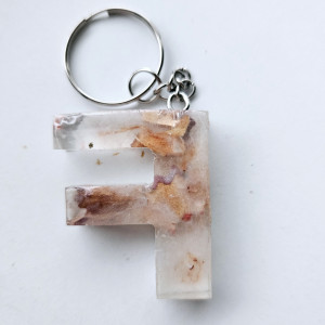 Brelok literka F przezroczysta z kredkami obierkami