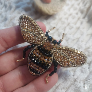 Wiosenna broszka pszczoła