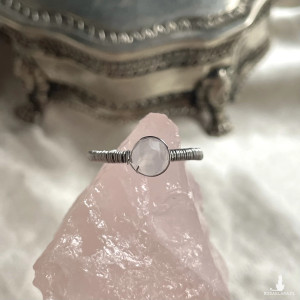 pierścionek regulowany z kwarcem różowym STAL CHIRURGICZNA