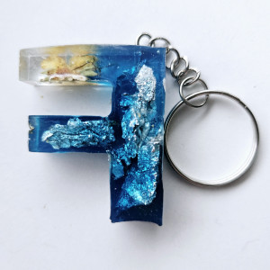 Brelok literka F niebieska ze srebrem i płatkami kwiatów niezapominajka