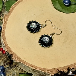 Lucy - małe srebrno czarne kolczyki z koralików