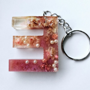 Brelok literka E ŕóżowa z gipsówką i perłami