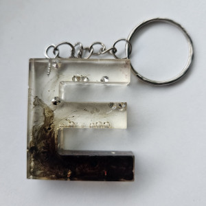 Brelok literka E z żywicy czarny z diamencikami coca cola