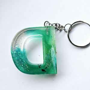 Brelok literka D zielona z brokatem i owsem
