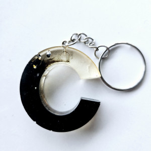 Brelok literka C z żywicy czarny z diamencikami coca cola