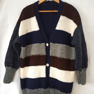 Elegancki kardigan w paski to must-have  szarość, brąz, biało-ecru w granacie