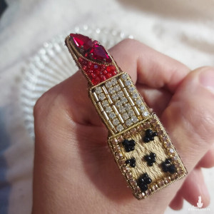 Niepowtarzalna broszka szminka panterka